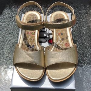 EUC Girls Sandals, size 4